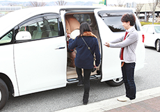 社用車で店舗までお送りします。車中でも色々なお話をさせて頂きます。